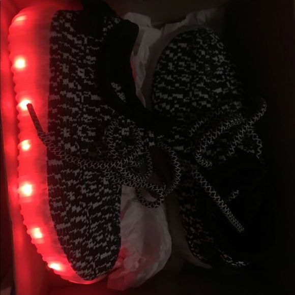 Kids light up shoes - Picture 3 of 3